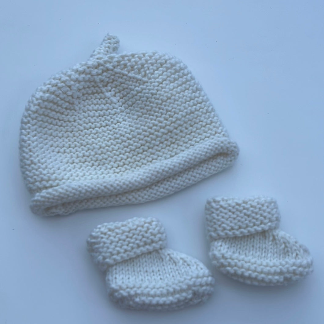 Hand knitted hat and boots set 0-3m